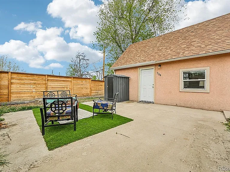 734 Perry St — Photo 2