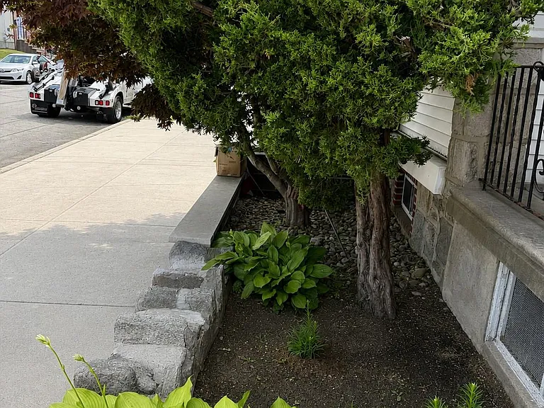 445 Roxborough Ave — Photo 2