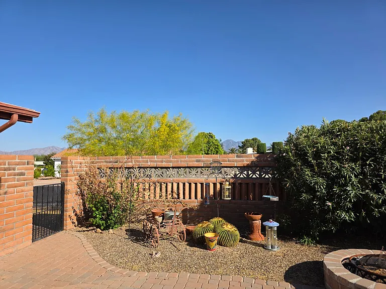 240 E La Huerta — Photo 33