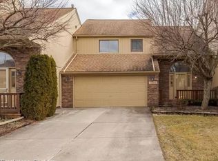 2203 Rochelle Park Dr, Rochester, MI 48309