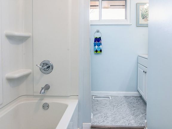 5th image of 204 Brownstone Dr