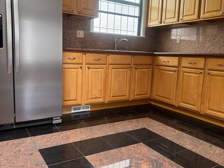 72 Robblee Ave — Photo 5