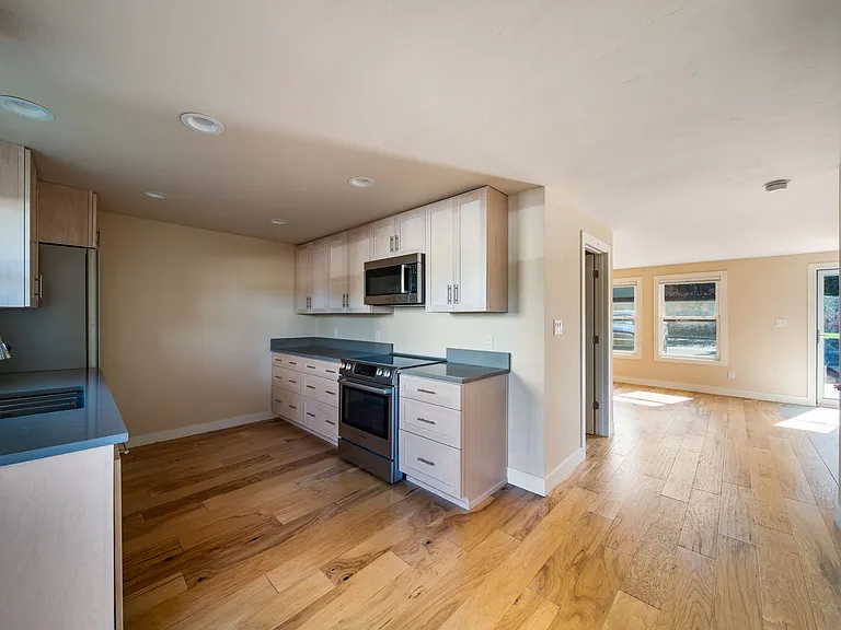 410 W 6th St — Photo 4