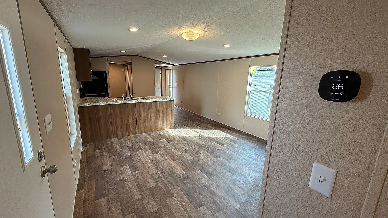 3 bed, 902 sqft, $1,100 — Photo 2