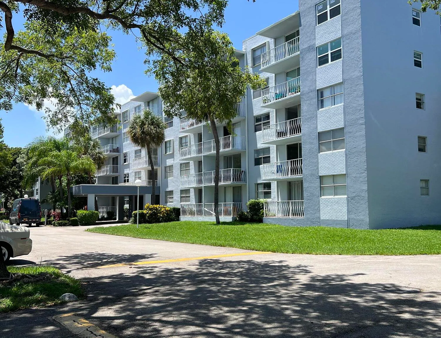 480 Executive Center Dr — Photo 4