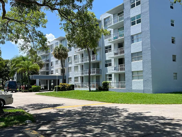 480 Executive Center Dr #2D — Photo 1