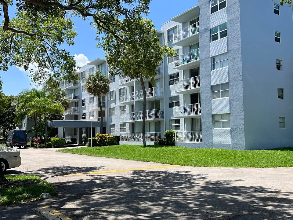 480 Executive Center Dr #2D