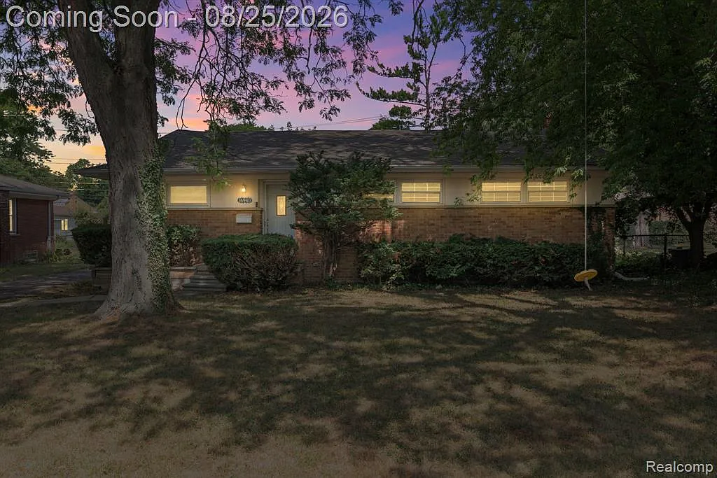 3 bed, 2.0 bath, 1876 sqft, $2,000 — Photo 2