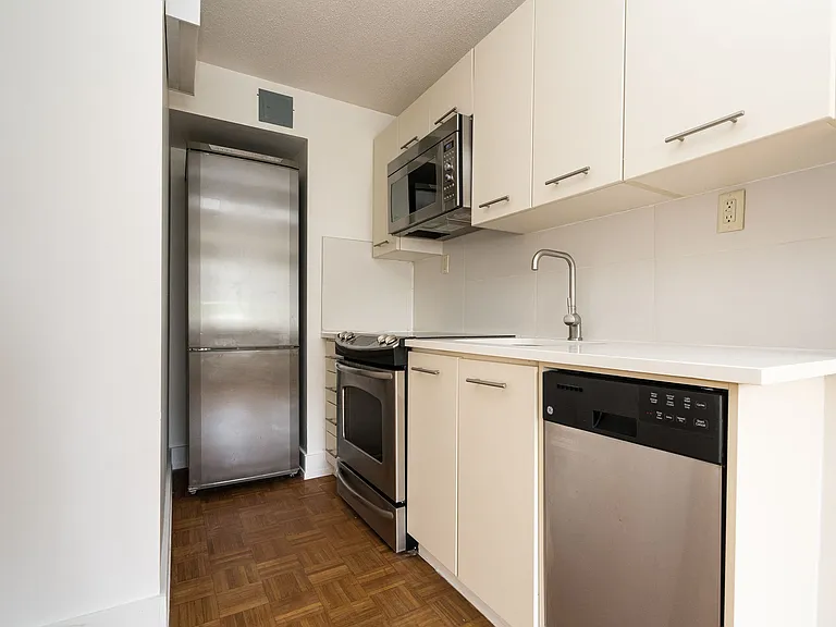 551 Eglinton Ave E #50002A-120 — Photo 2