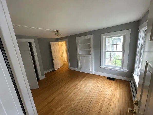 117 S Main St #2, Chester, VT 05143