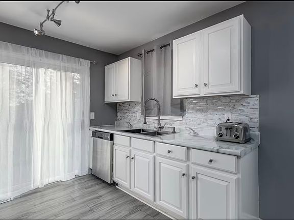 3rd image of 823 Heather Ln