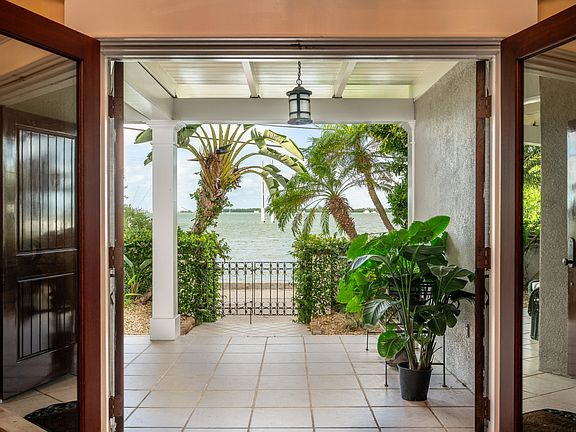 3rd image of 18 Hilton Haven Rd