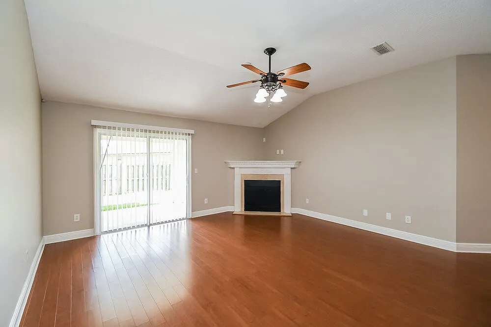 4 bed, 2.0 bath, 1995 sqft, $2,240 — Photo 3