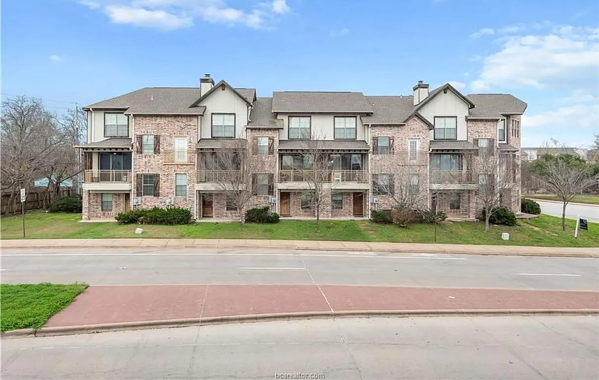 3 bed, 1596 sqft, $2,000 — Photo 1