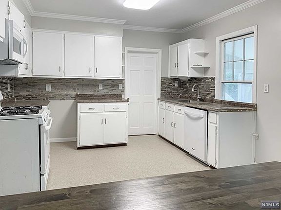 5th image of 184 Erie Ave Floor 2