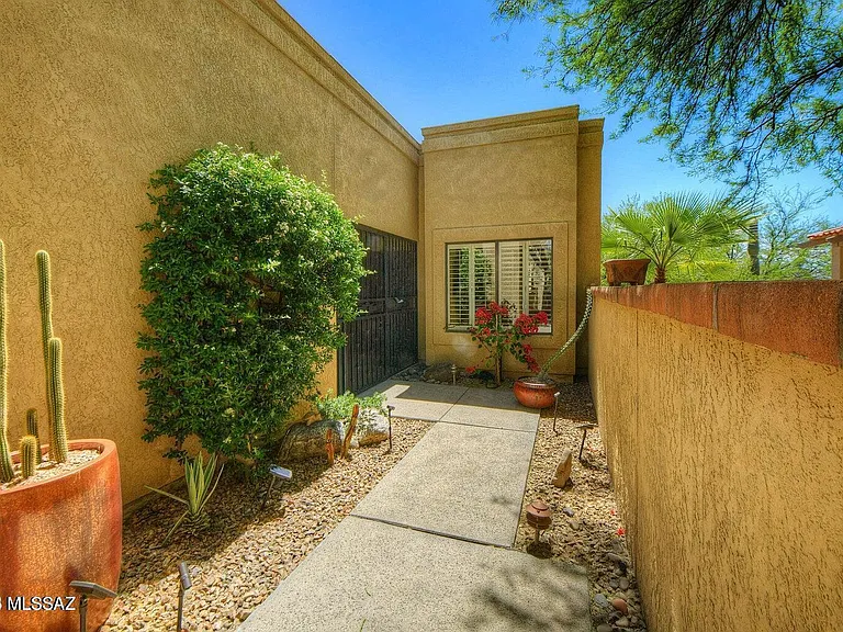 836 E Camino Diestro — Photo 2