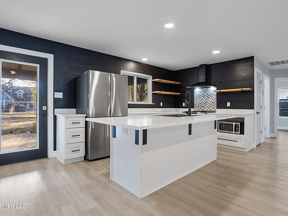 2nd image of 417 Woody Cir