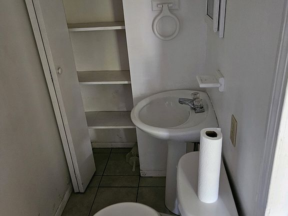4th image of 1422 Grant Ave