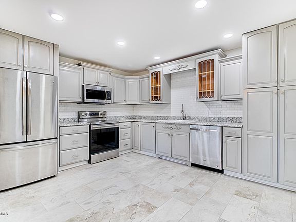 4th image of 302 Felicie Dr