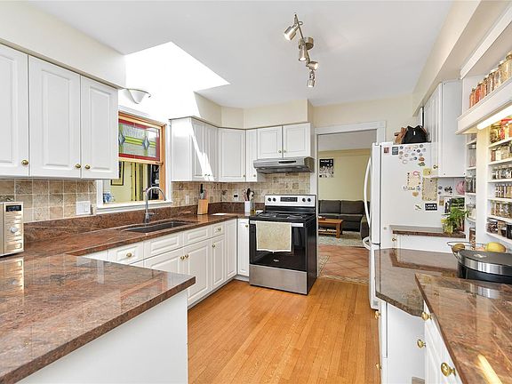 3rd image of 4296 Quadra St