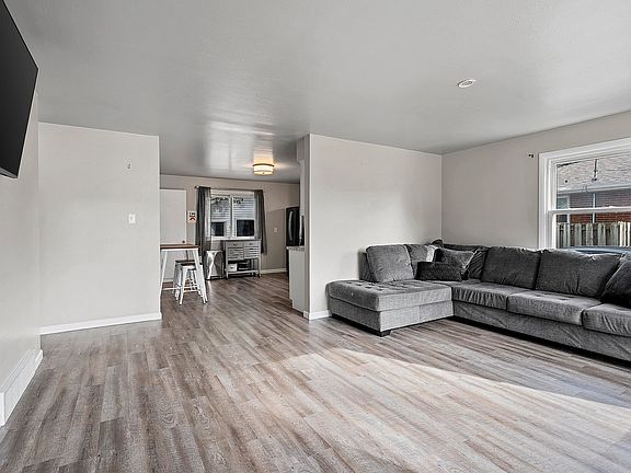5th image of 822 Ardennes St