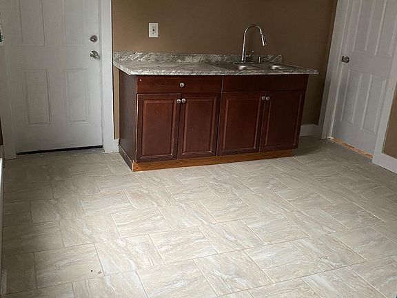 4th image of 113 Clinton Pl #4