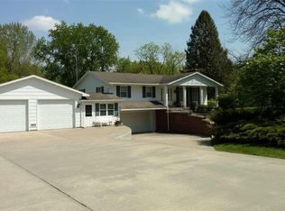 1044 Fair Meadow Dr, Mason City, IA 50401