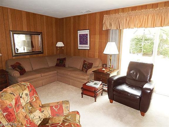 3rd image of 321 Hillsdale Cir