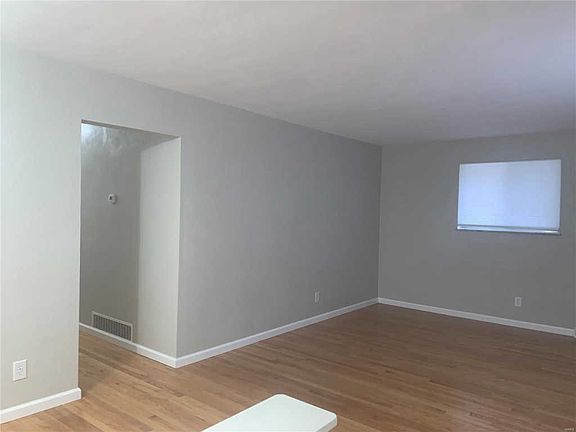 3rd image of 832 Esther Ave