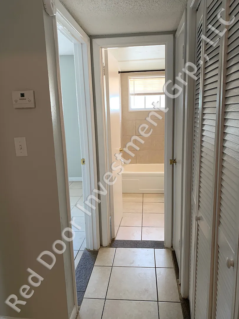 Spacious 1/1 Upstairs Condo - minutes from Downtown Leesburg — Photo 4
