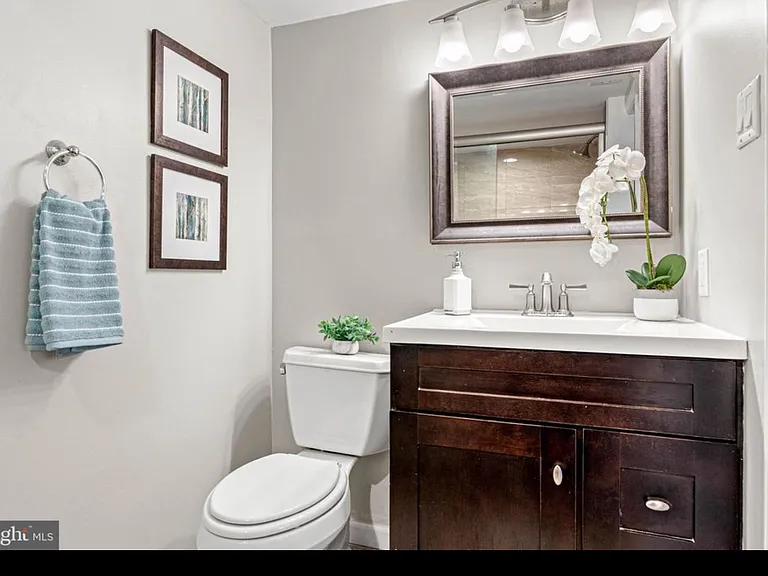 312 Windsor Ave #B — Photo 8