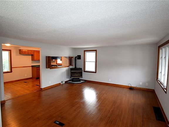4th image of 61 Wheaton Dr