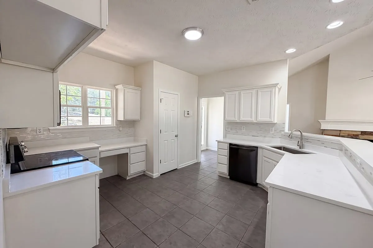 Building Photo - 115 White Acres Dr