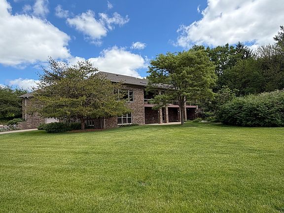 3rd image of 1005 W Summit St