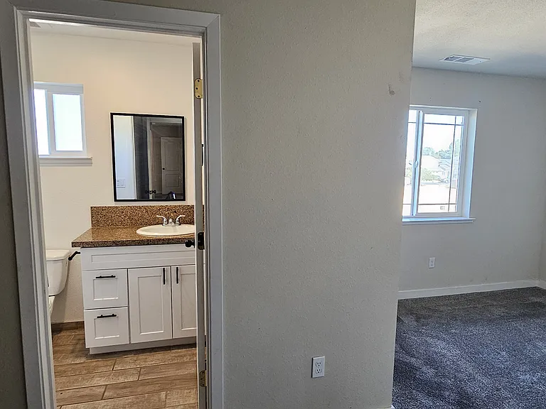 930 W Alameda St #B — Photo 9