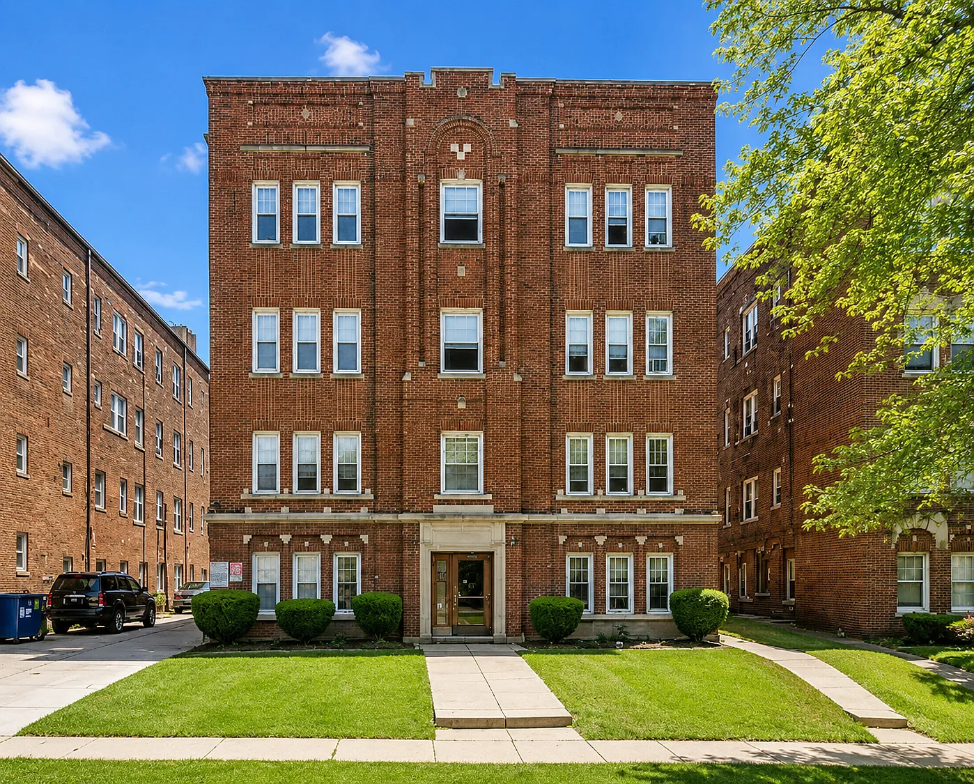 Boulevard Manor — Photo 1