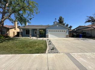 1026 W Willow Dr, Hanford, CA 93230