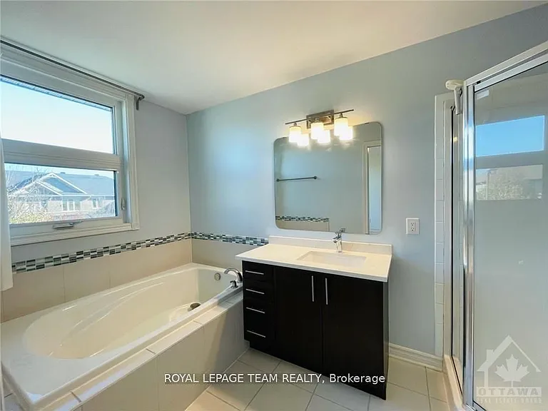 1189 Tischart Cres — Photo 18