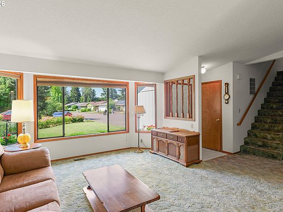 4th image of 628 SE 33rd Ct