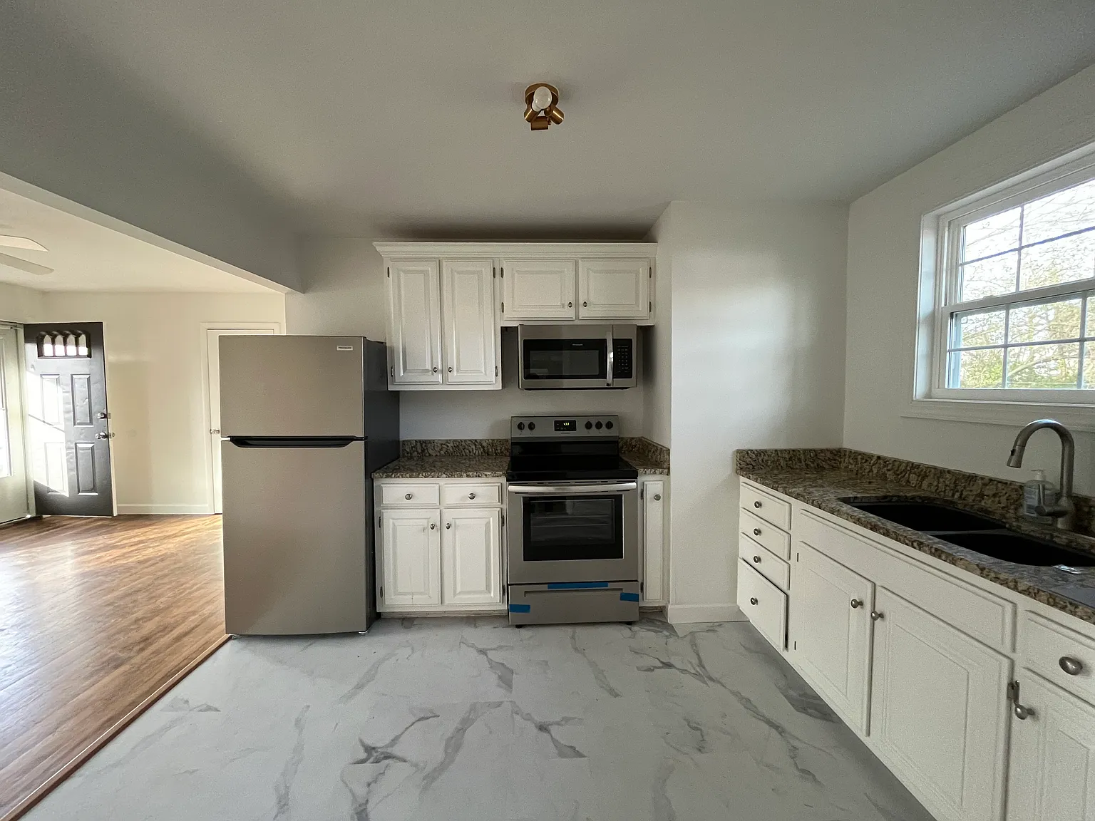 3 bed, 1100 sqft, $1,250 — Photo 2