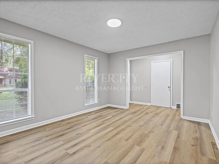 895 Brownlee Rd — Photo 6