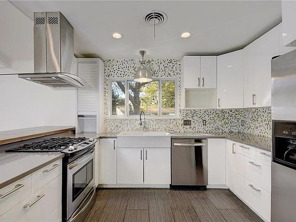 3rd image of 3005 White Rock Dr