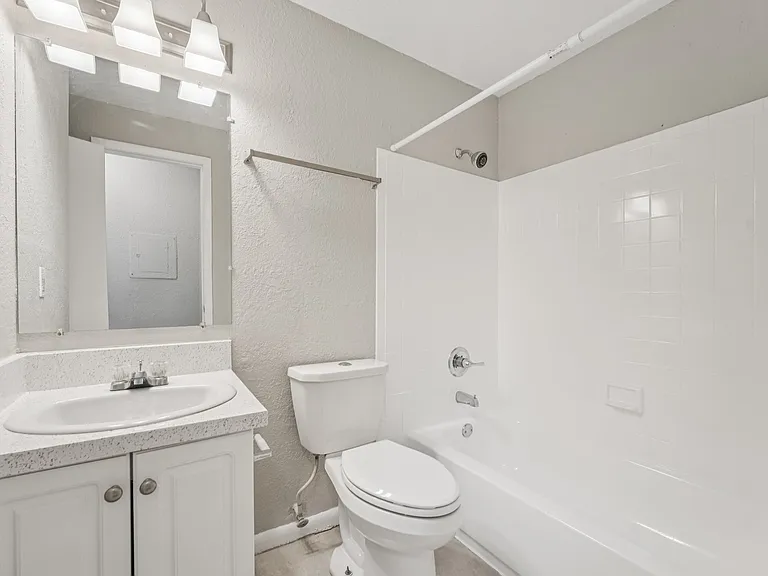 Del Rio Apartment Homes — Photo 24