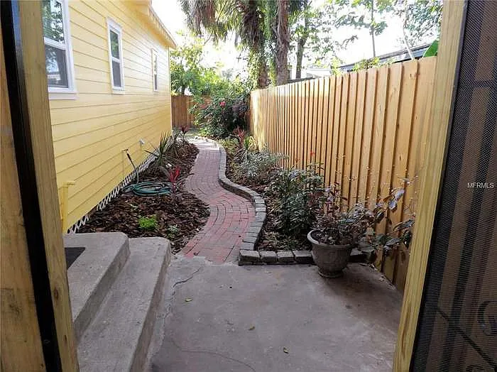 1 bed, 150 sqft, $850 — Photo 3