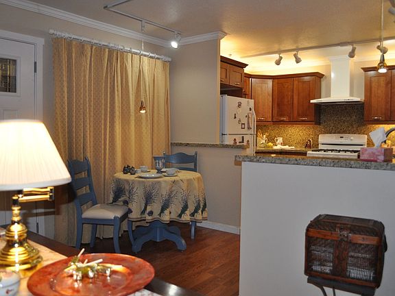 Full eat-in kitchen