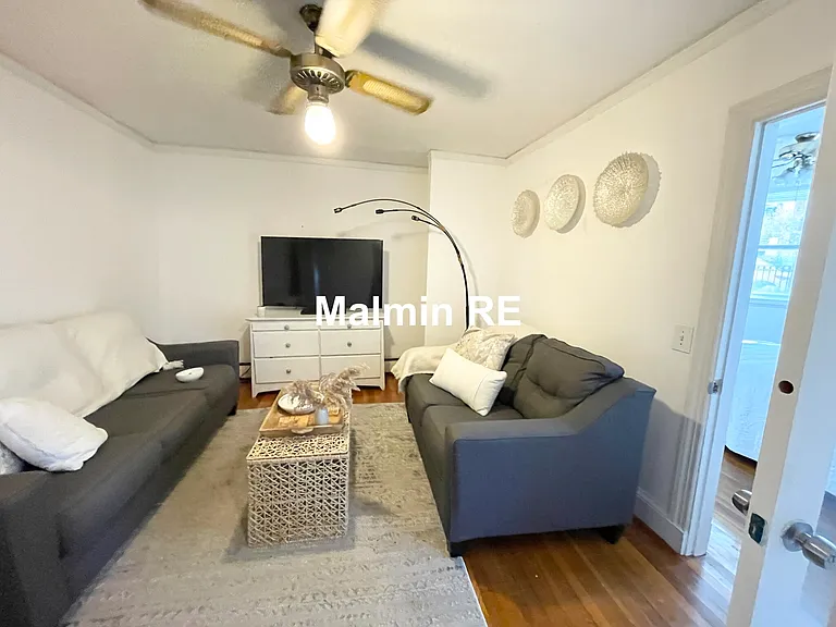 748 E 4th St #B — Photo 4