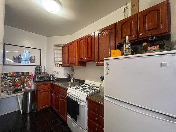 4th image of 408 W 51st St APT 204