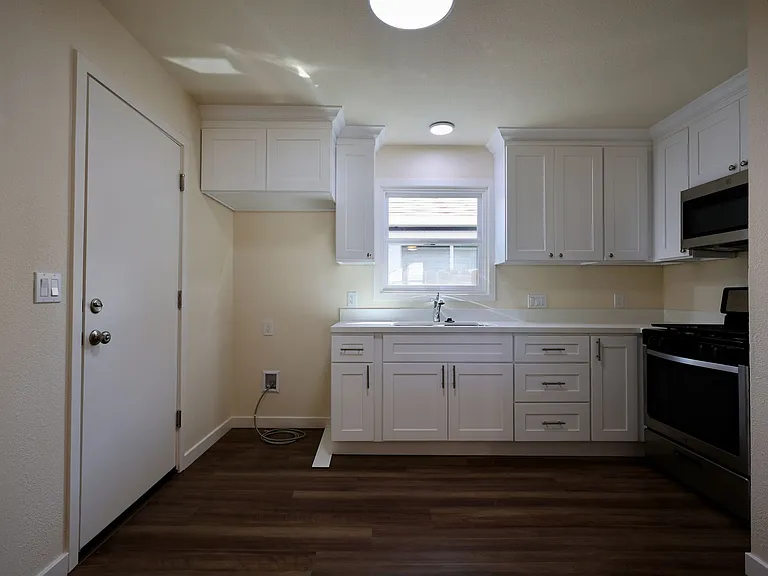 409 Russell St — Photo 4