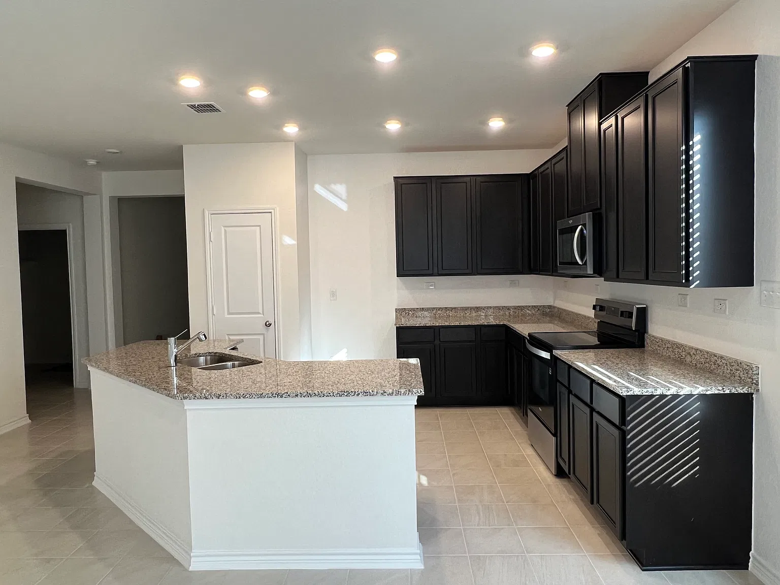 4 bed, 2003 sqft, $1,950 — Photo 4