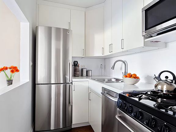 3rd image of 101 W 12th St APT 9-B